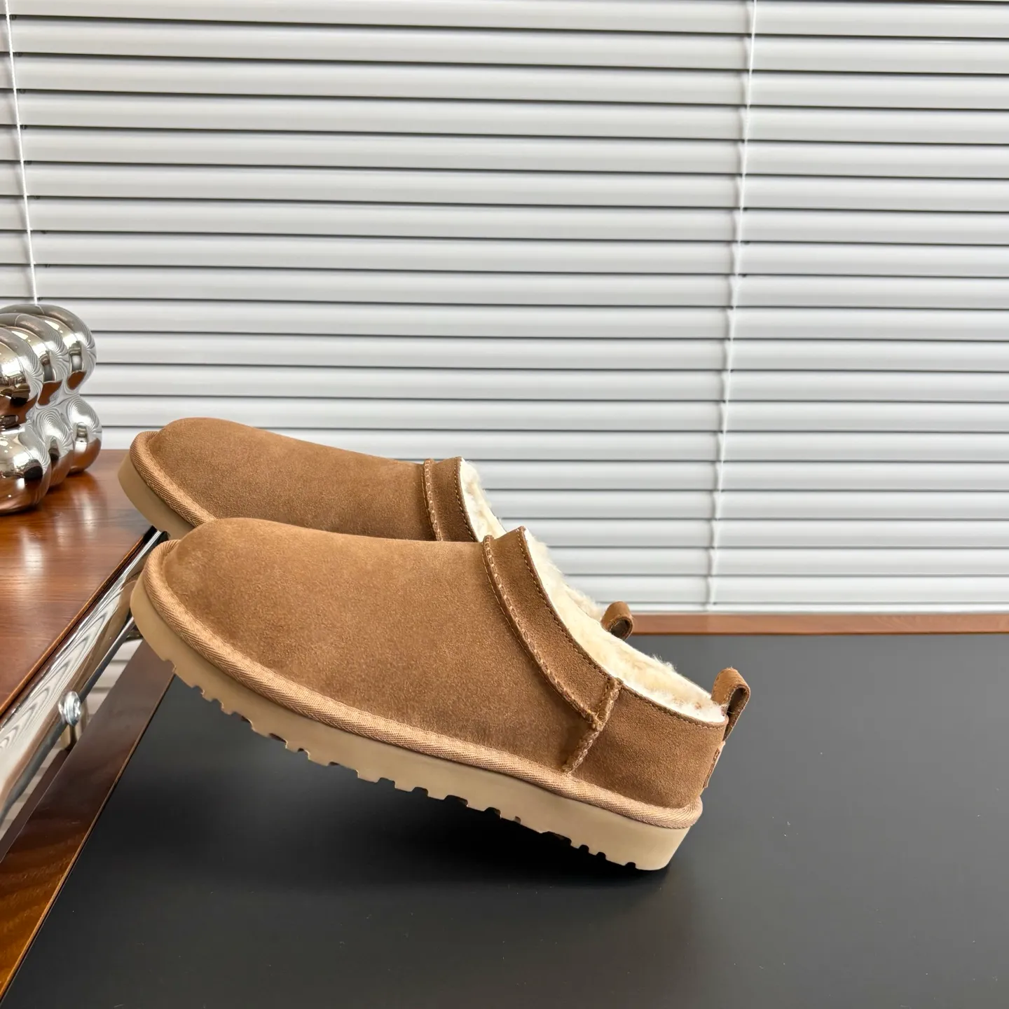 💰420 original quality✅ Ugg Classic Micro 3891 has no complicated elements, only simple colors and combinations, classic, stylish, and a little bit of relaxation. Putting on sugar-fried chestnut flavor 🌰UGG thin-soled shoes is what early autumn should look like. 🍂Classic Micro classic super mini. The classic boot shape is equipped with a lower-cut design. It not only modifies the leg shape, but also completes the 💯 versatile attributes. American sports style and daily commuting are all easy to control️ 🍂Elea Slip-On Thin slip-on Half-drag design + classic maroon color, fashionable and comfortable Thin sole, no pressure to wear all day long 🍂size:35-40 🍂col: maroon/sand/light oak brown